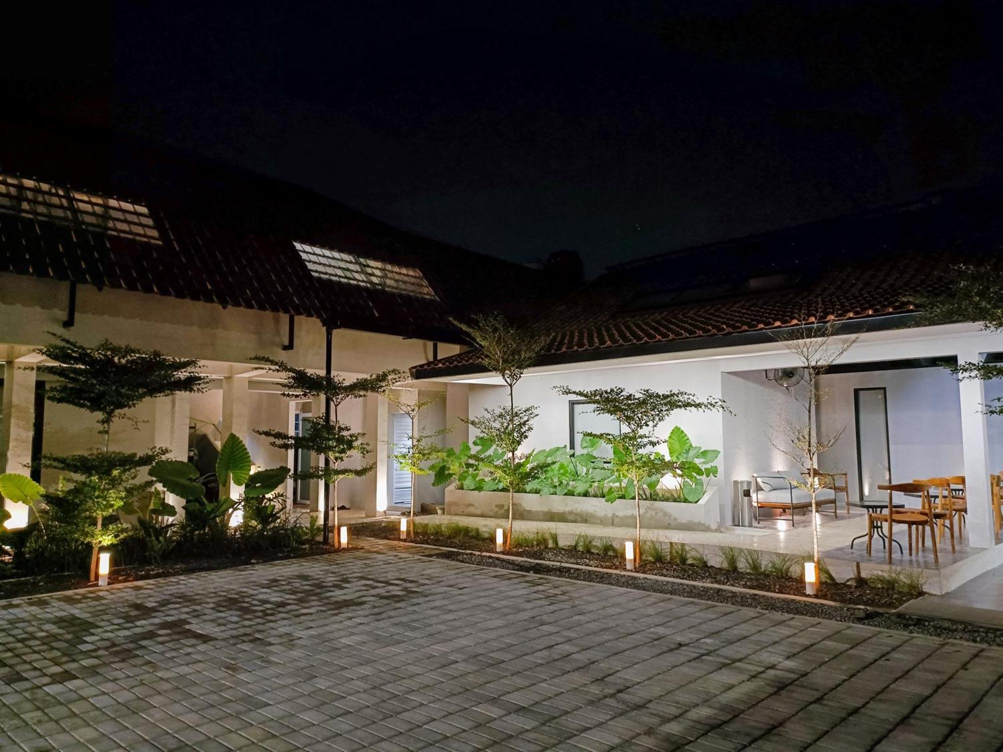 Fx Stay & Coffee Yogyakarta Exterior foto